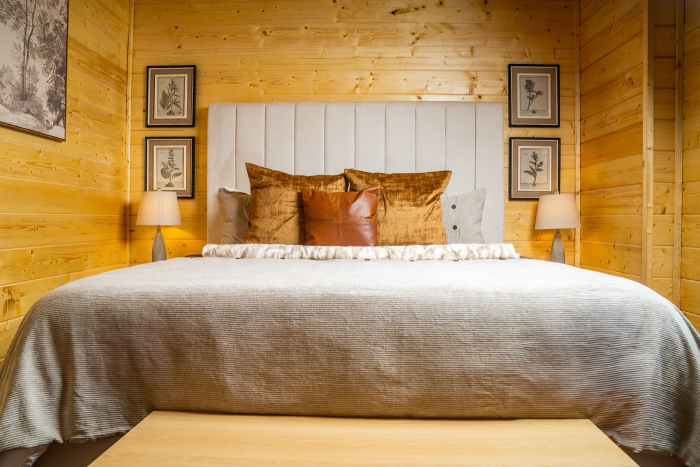Guest bedroom seating